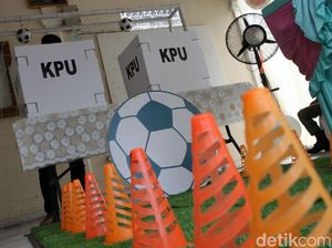 TPS di Bogor Ini Meriahkan Pilkada dengan Tema Piala Dunia