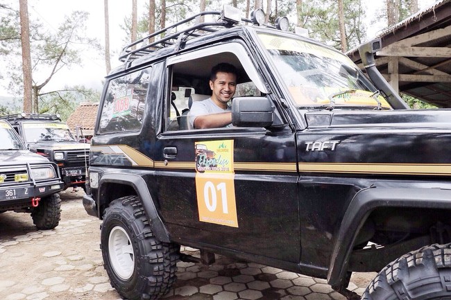 Emil kemudian melanjutkan pendidikan S1 di Universitas New South Wales, Australia. Ia meneruskan pendidikan untuk mendapat gelar S2 dan S3 di Ritsumeikan Asia Pacific University, Jepang.  Foto: dok. Instagram (Emildardak)