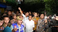 Tidak hanya memberikan bantuan kepada warga, Mensos juga menyempatkan berdialog dengan warga dilokasi kebakaran yang menghanguskan lebih kurang 53 rumah dan lima orang luka-luka. Foto: dok. Mensos