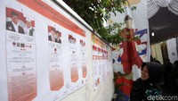 Spanduk kemeriahan piala dunia 2018 juga terpampang jelas di pintu masuk dan keluar TPS.