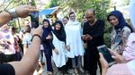Usai Mencoblos, Nurul Arifin Ramai Diajak Selfie Ibu-ibu