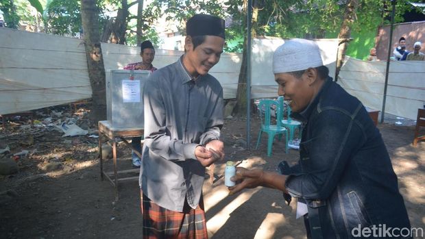 Ragu Dibawa Salat, Pemilih di TPS Ini Ganti Tinta dengan Kunyit