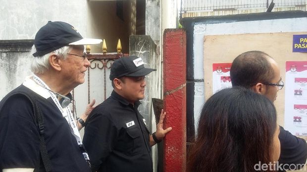 Tim Bawaslu melakukan pengawasan di TPS Kota Tangerang.