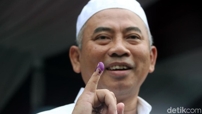 Calon Wali Kota Bekasi Rahmat Effendi menggunakan hak pilihnya di TPS 01 Pekayon, Ota Bekasi, Rabu (27/62018).