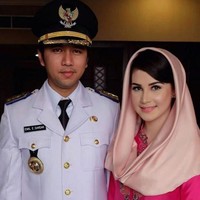 Setelah menjadi istri bupati, Arumi Bachsin benar-benar meninggalkan dunia keartisannya dan mengabdi untuk suaminya. Emil dan Arumi dikaruniai dua anak Lakeisha Ariestia Dardak dan Alqeinan Mahsyirputro Dardak. Foto: dok. Instagram (Emildardak)