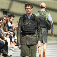 Satu lagi, tas bermodel sama dari Junya Watanabe. Rompi antipeluru tampaknya menginspirasi sang desainer. (Foto: Dok. Vogue)