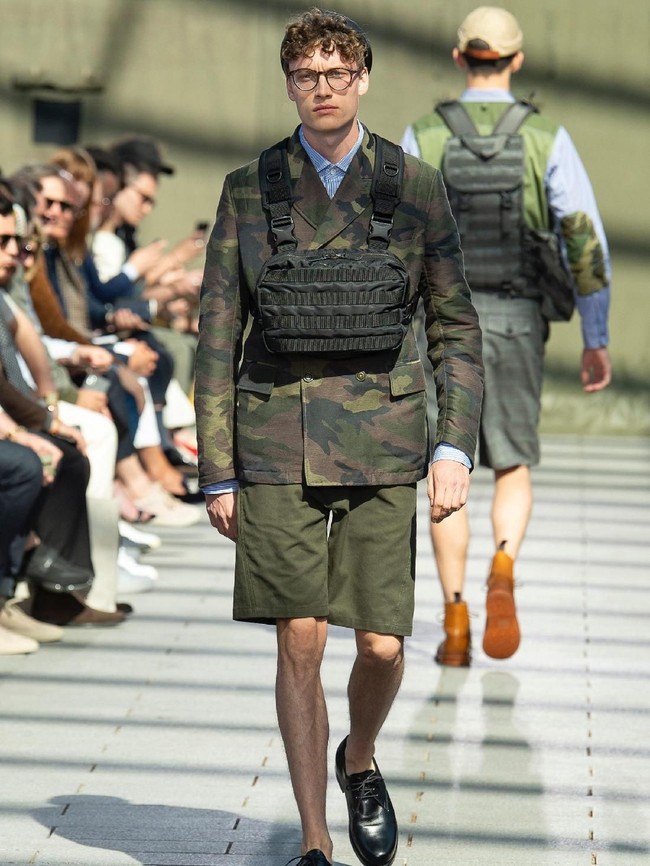 Satu lagi, tas bermodel sama dari Junya Watanabe. Rompi antipeluru tampaknya menginspirasi sang desainer. (Foto: Dok. Vogue)