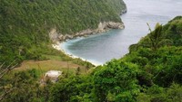 Pemandangan Pantai Atuh dilihat dari ketinggian (Yohana Winanti/dTraveler)