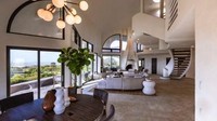 Berdekatan dengan pantai, rumah tersebut didesain oleh George Paul sebagai hadiah kepada orang tuanya yang sempat kehilangan rumah pada 1989. Istimewa/CNBC.