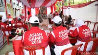 Seluruh panitia memakai jaket bertuliskan Asian Games 2018.