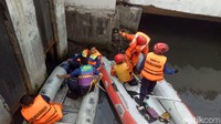 Kepala Sektor Damkar Cengkareng, Trimarjono mengatakan para petugas yang memancing buaya itu sudah ahli. Ada yang ahli penangkal buaya yang tergabung dalam tim itu.(Foto: Peti-detikcom)