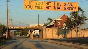 Papan peringatan yang sangat berguna di mana jika kendaraan menyentuh tanda itu, dia bakal menabrak jembatan di depannya. Foto: boredpanda