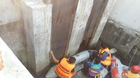 Petugas pun dibagi menjadi dua kelompok, ada yang memantau gorong-gorong dekat jembatan, sementara satu perahu berada di gorong-gorong dekat Stasiun Grogol.(Foto: Peti-detikcom)