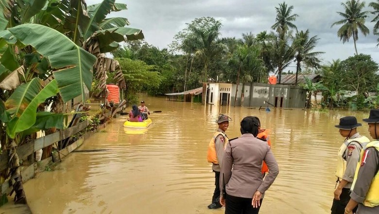 Warga Kendari Dijemput Naik Perahu Tembus Banjir untuk Nyoblos