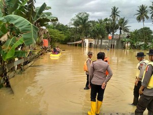 Warga Kendari Dijemput Naik Perahu Tembus Banjir untuk Nyoblos