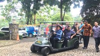 Putra bungsu SBY, Edhie Baskoro Yudhoyono (Ibas), tampak menyetir mobil golf bersama SBY dan Ani Yudhoyono menuju ke TPS (Foto: Indra Komara/detikcom)