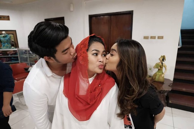 Selain Syandria, putra Puti Guntur, Syahandra Kameron juga selalu aktif membantu sang ibu dalam berkampanye. Ini adalah momen ketika Puti dan kedua anaknya saling mengungkapkan rasa sayang. Foto: Dok. Instagram