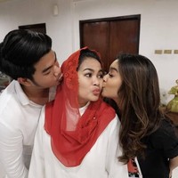 Selain Syandria, putra Puti Guntur, Syahandra Kameron juga selalu aktif membantu sang ibu dalam berkampanye. Ini adalah momen ketika Puti dan kedua anaknya saling mengungkapkan rasa sayang. Foto: Dok. Instagram