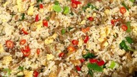 Cantik ya nasi goreng kampung @eidingthefeast ini. Diberi paduan daun bawang iris dan cabe merah iris.  Foto: Instagram