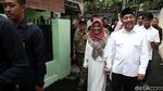 Momen Syaikhu Gendong Cucu hingga Pamer 3 Jari di TPS