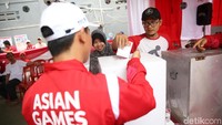 Seorang warga memasukkan kertas suara usai mencoblos.