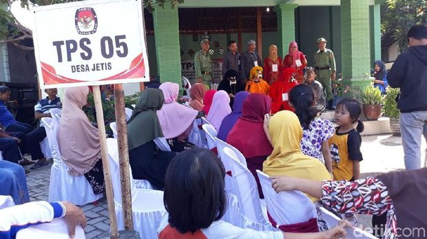 Agar Warga Mau Nyoblos, Petugas KPPS Pakai Kostum Seniman Dongkrek