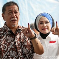 Kemeja batik menjadi pilihan Deddy Mizwar saat mencoblos bersama istrinya, R. Giselawati, di TPS 61, Jatiwaringin, Bekasi, Jawa Barat. Kemeja batik kecoklatan tersebut tampak mencolok dengan motif kawung yang ditimpa dengan motif bernuansa floral. (Foto: Agung Pambudhy)