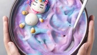 Meskipun laki-laki, Jose tampaknya senang membuat kreasi smoothie bowl cantik. Ia menggunakan buah segar sebagai base smoothienya. Kali ini ia membuat smoothie bowl bertema unicorn. Cantik ya? Foto: Instagram @naturally.jo