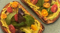 Ternyata pria kelahiran 19 Maret 1995 ini adalah seorang vegetarian. Ia membagikan beberapa menu sarapannya sebelum latihan. Salah satunya roti bakar bertopping guacamole, tomat ceri dan beberapa sayuran ini. Foto: Instagram hectorbellerin