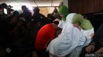 Suasana Haru Saat Kang Emil Sungkem ke Ortu Sebelum Nyoblos