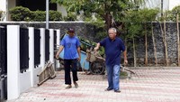 Basuki terlihat berjalan kaki menuju TPS 47 Komplek Pengairan Rawa Semut, Bekasi Timur, Rabu (27/6/2018).