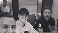 Pemain klub Bayer Leverkusen ini sedang bersantai di kafe bersama temannya. Ada segelas minuman dan mangkuk camilan di depannya. Foto: Instagram julianbrandt