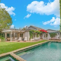 Suasana halaman belakang rumah Selena Gomez. Taman yang asri serta kolam renang bikin betah berlama-lama di sini. (Foto: Dok. Variety)