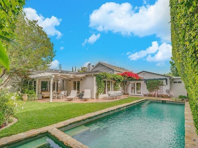 Suasana halaman belakang rumah Selena Gomez. Taman yang asri serta kolam renang bikin betah berlama-lama di sini. (Foto: Dok. Variety)