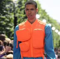 Pilihan tas yang nonkonvensional juga Virgil tawarkan lewat rompi dengan kantong-kantong yang menyerupai dompet dan clutch. (Foto: Getty Images)