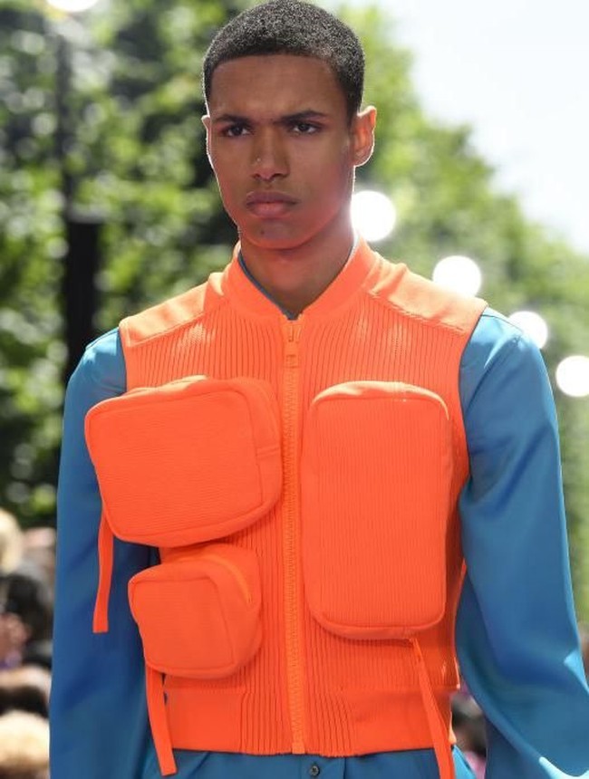 Pilihan tas yang nonkonvensional juga Virgil tawarkan lewat rompi dengan kantong-kantong yang menyerupai dompet dan clutch. (Foto: Getty Images)