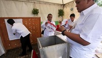 Petugas sedang menghitung perolehan suara masing-masing pasangan.