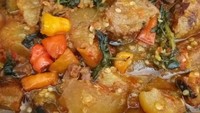 Ini namanya kikil sambal mercon. Kikil yang kenyal empuk ini dipadu dengan sandung lamur campur daging. Kemudian diracik dengan kemangi dan irisan cabai rawit. Siapa yang mau cicip masakan kikil mercon dari @spicymom?