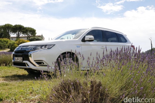 Yang Beda di Sistem Hybrid Mitsubishi Outlander PHEV
