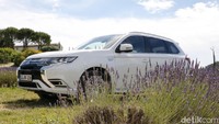 Selanjutnya Mitsubishi Outlander PHEV juga memberikan Mode Series hybrid. Saat baterai mulai berkurang, maka mesin akan membantu baterai agar memiliki kapasitas baterai yang stabil. Sehingga baterai akan tetap mensuplai tenaga ke motor listrik yang terdapat pada roda depan dan belakang. Sehingga mesin konvensional disini akan berperan seperti generator. Foto: M Luthfi Andika