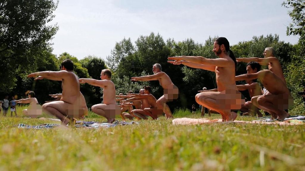 Foto: Ratusan Kaum Nudis Yoga Telanjang Sambil Piknik di Paris