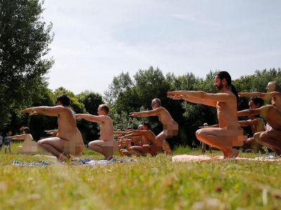 Foto: Ratusan Kaum Nudis Yoga Telanjang Sambil Piknik di Paris