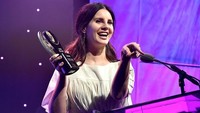 Penyanyi Lana Del Rey juga punya masalah dengan alkohol. Ia mulai kecanduan sejak usianya masih sangat muda. Ia masuk sekolah asrama untuk pencandu, di usia 15. Setelah ia pindah ke New York, ia pun menghentikan kebiasaan buruknya itu. Foto: Getty Images