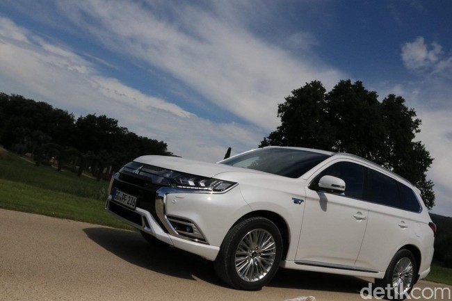 Yang Beda di Sistem Hybrid Mitsubishi Outlander PHEV