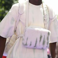 Potret gaya pria masa depan ala Virgil dipertegas lagi dengan tas bergaya kalung dalam versi yang lebih chic dengan material bulu dan sabuk kulit. Berani pakai? (Foto: Getty Images)