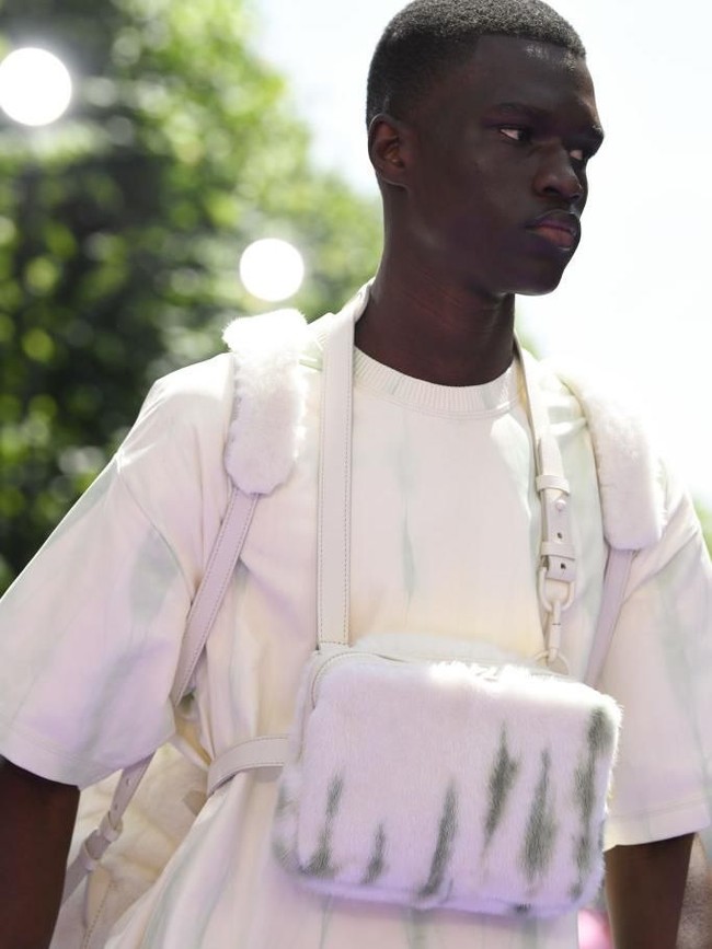 Potret gaya pria masa depan ala Virgil dipertegas lagi dengan tas bergaya kalung dalam versi yang lebih chic dengan material bulu dan sabuk kulit. Berani pakai? (Foto: Getty Images)