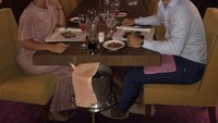 Menu fusion cuisine spesial, jadi pilihan Granit dan sang istri ketika makan malam romantis bersama. Lengkap dengan champagne dingin di sampingnya. Foto: Instagram @granitxhaka