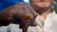Penggunaan sari kunyit ini merupakan hasil dari kesepakatan antara warga Argasunya dengan KPU Kota Cirebon.