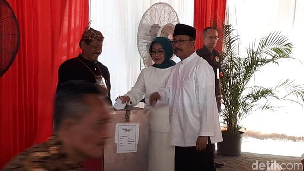 Gus Ipul dan istri memasukkan surat suara