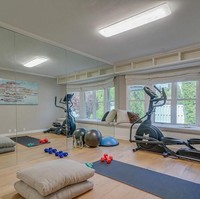 Rumah ini juga dilengkapi gym center untuk menjaga tubuh penghuninya tetap bugar. (Foto: Dok. Variety)